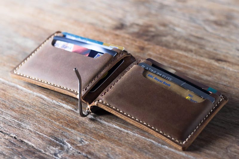 An application scenario or product detail of custom leather money clip wallet - Image 15