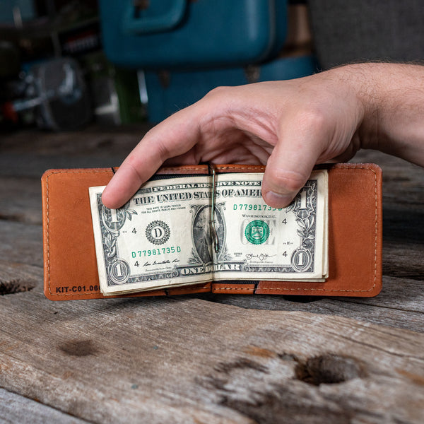 An application scenario or product detail of custom leather money clip wallet - Image 20