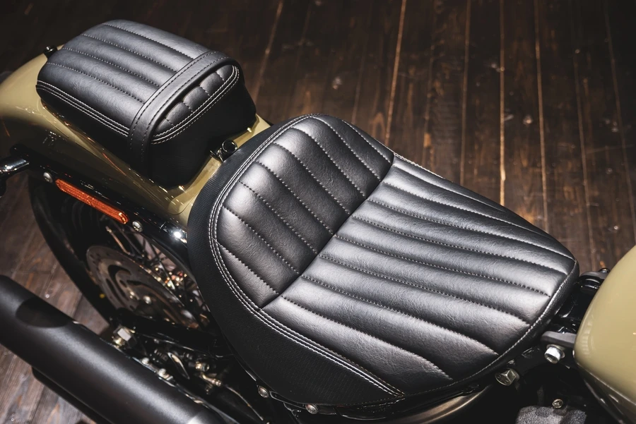 An application scenario or product detail of custom leather motorcycle seats - Image 12
