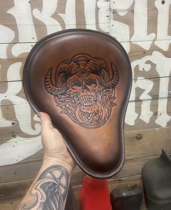 An application scenario or product detail of custom leather motorcycle seats - Image 13