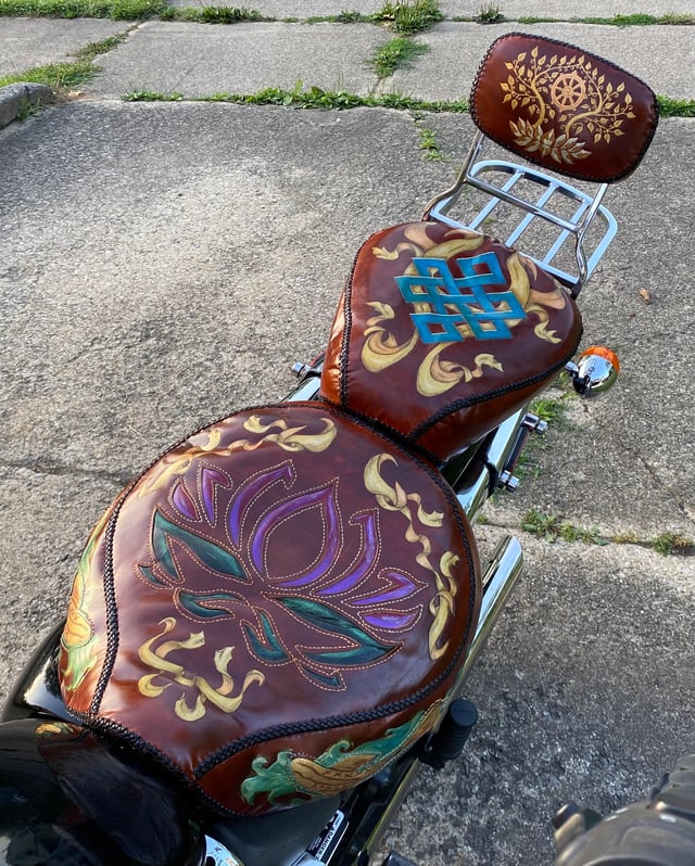 An application scenario or product detail of custom leather motorcycle seats - Image 15