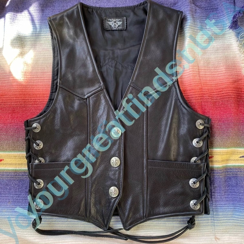 An application scenario or product detail of custom leather motorcycle vest - Image 11