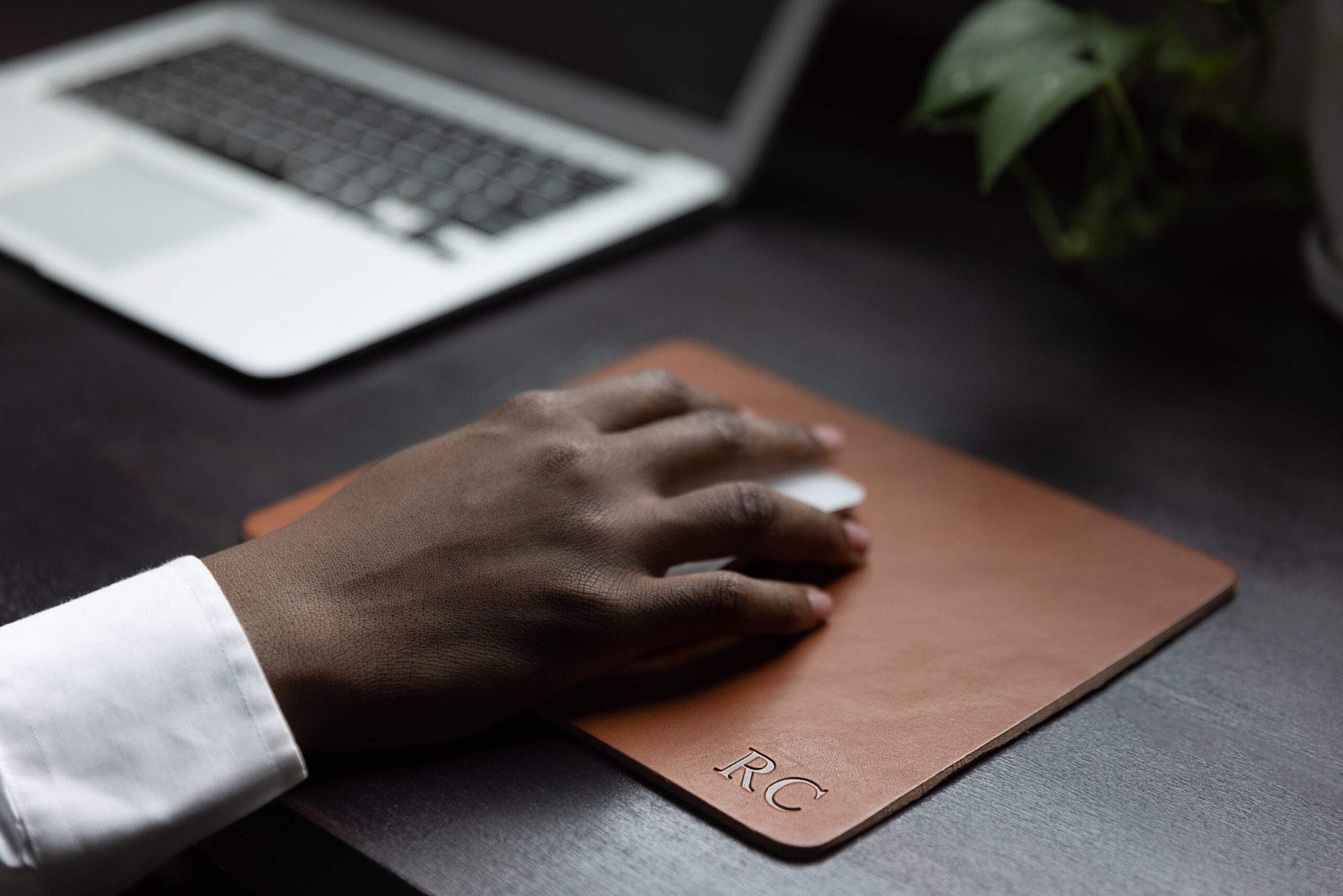 An application scenario or product detail of custom leather mouse pad - Image 9