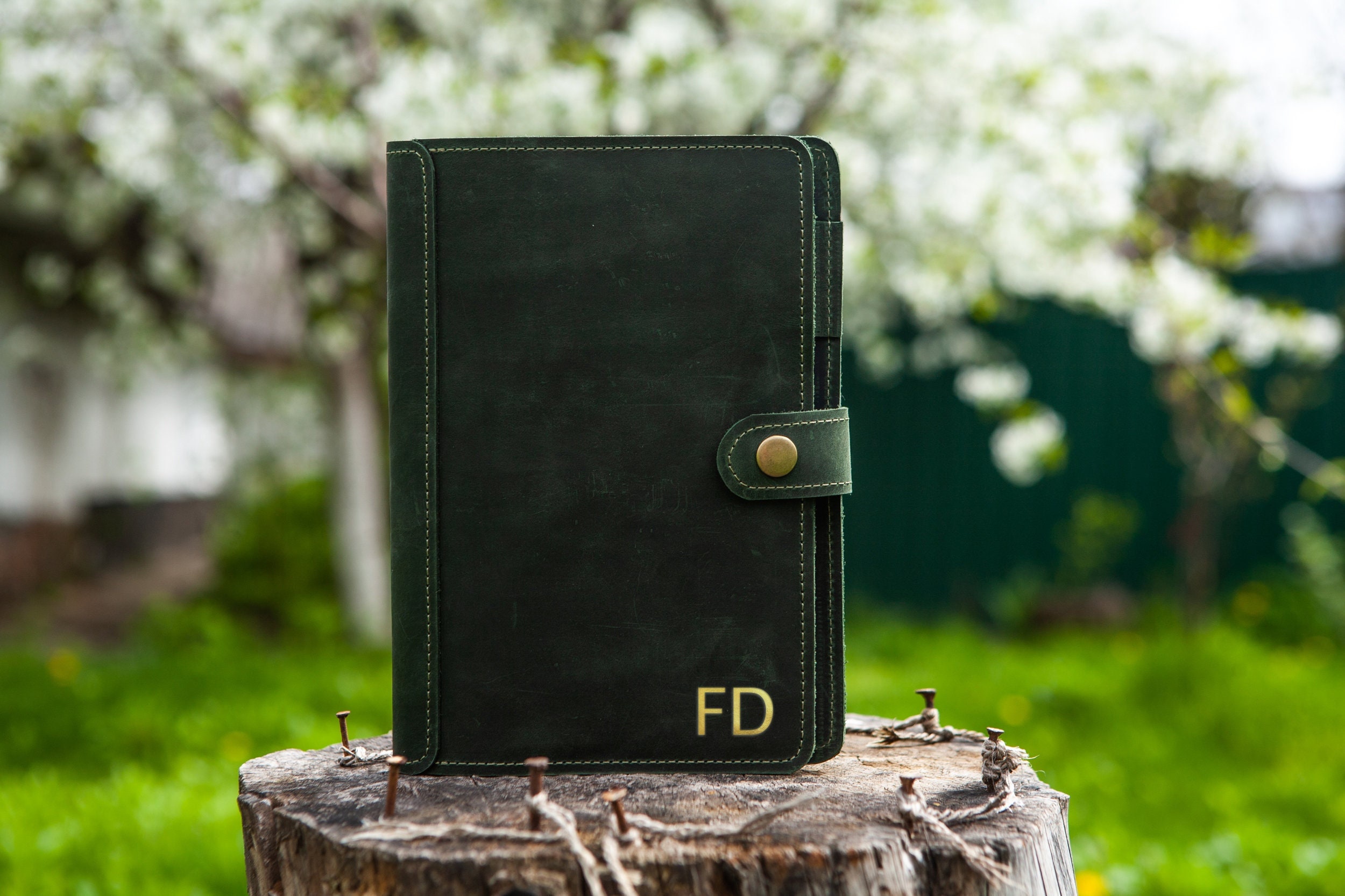 An application scenario or product detail of custom leather notebook cover - Image 12