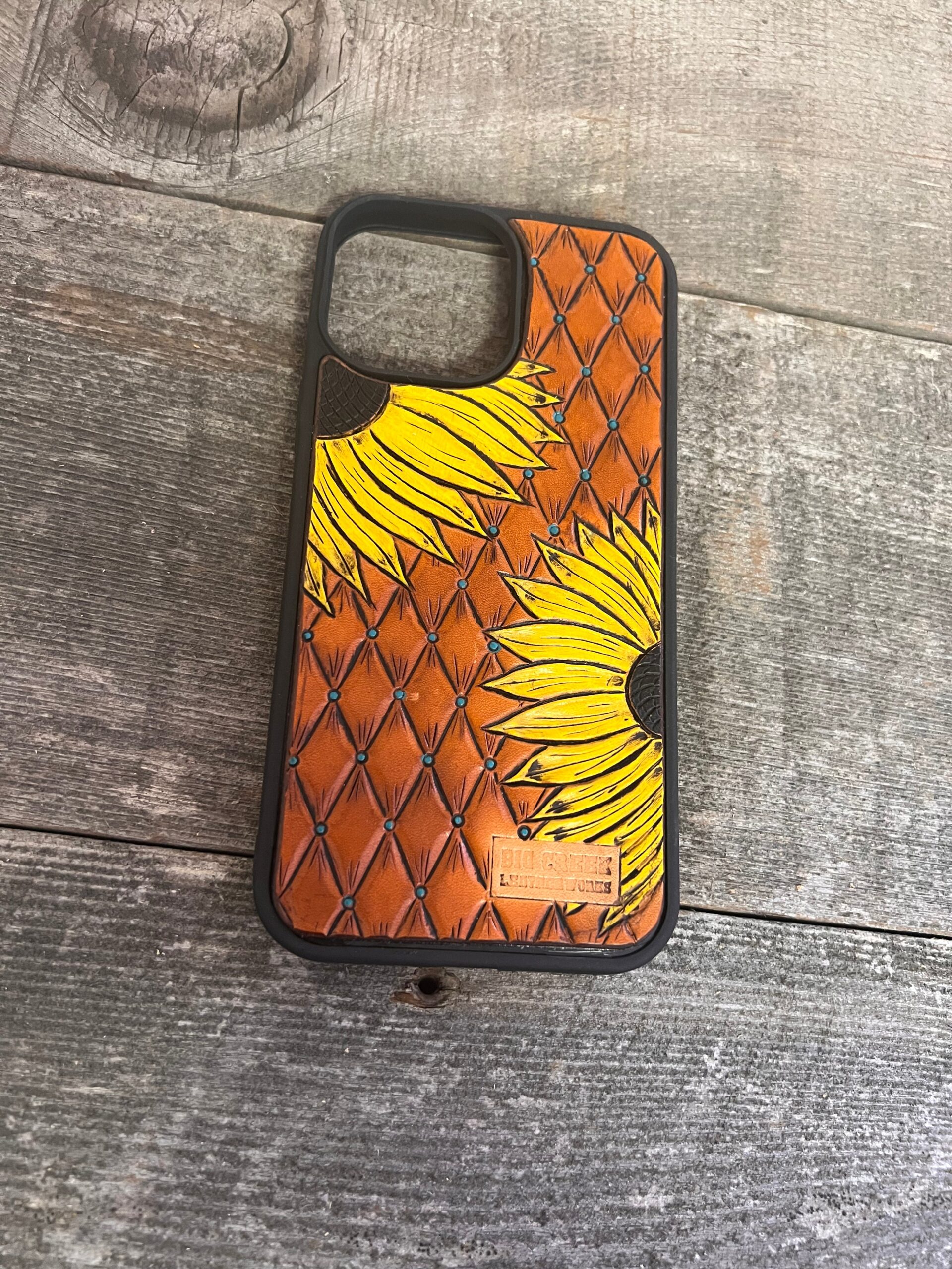 An application scenario or product detail of custom leather phone case - Image 24