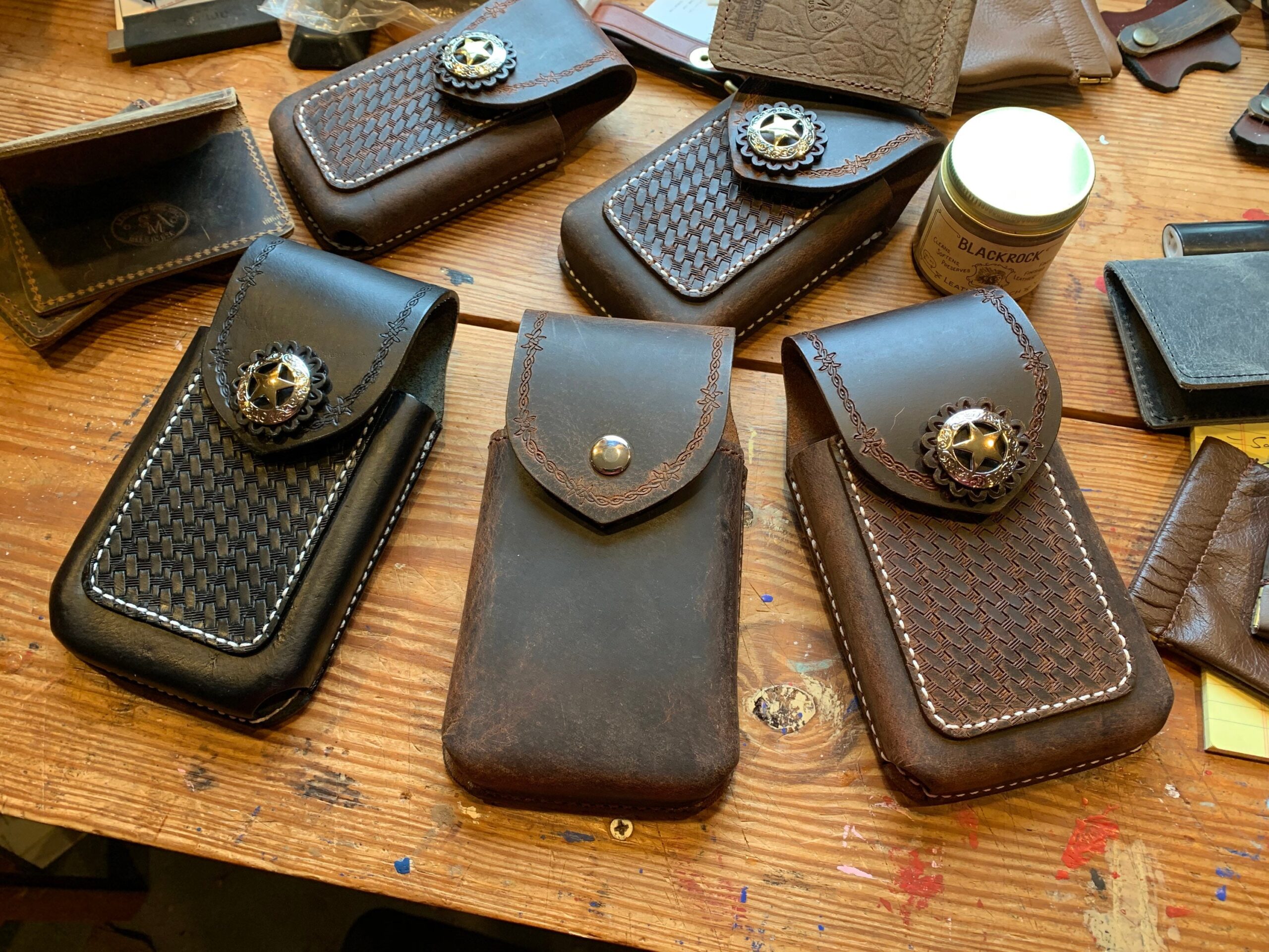 An application scenario or product detail of custom leather phone holster - Image 14