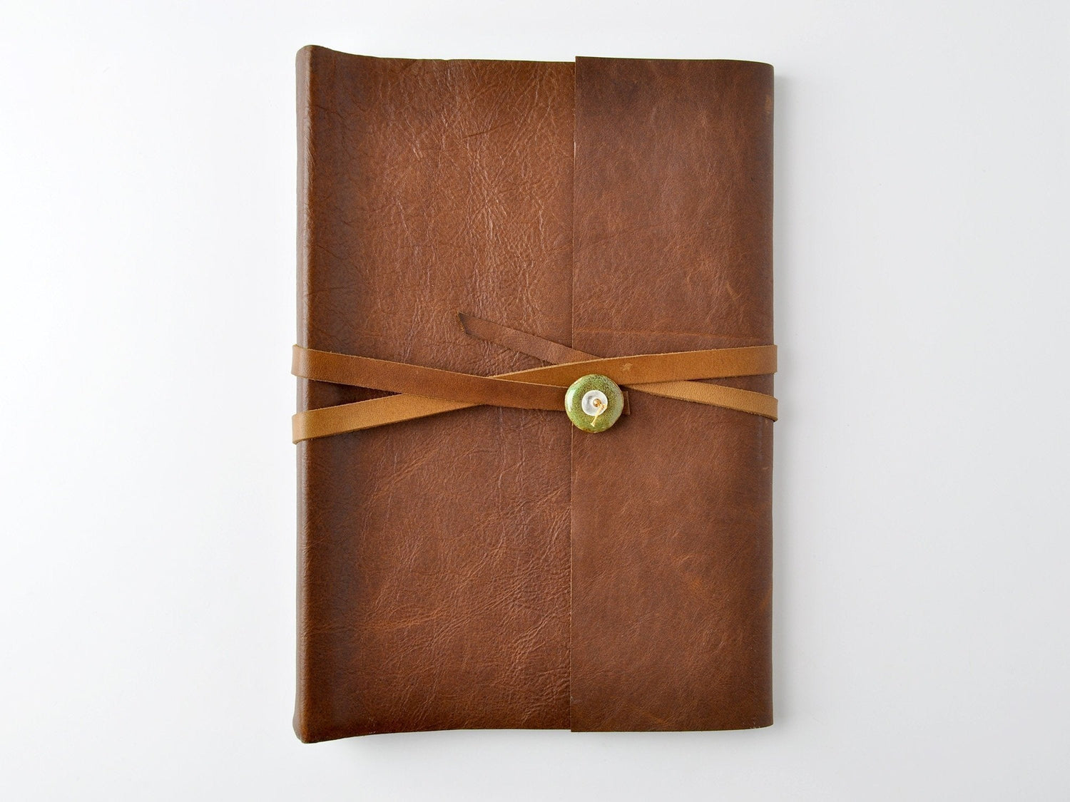 An application scenario or product detail of custom leather photo albums - Image 4
