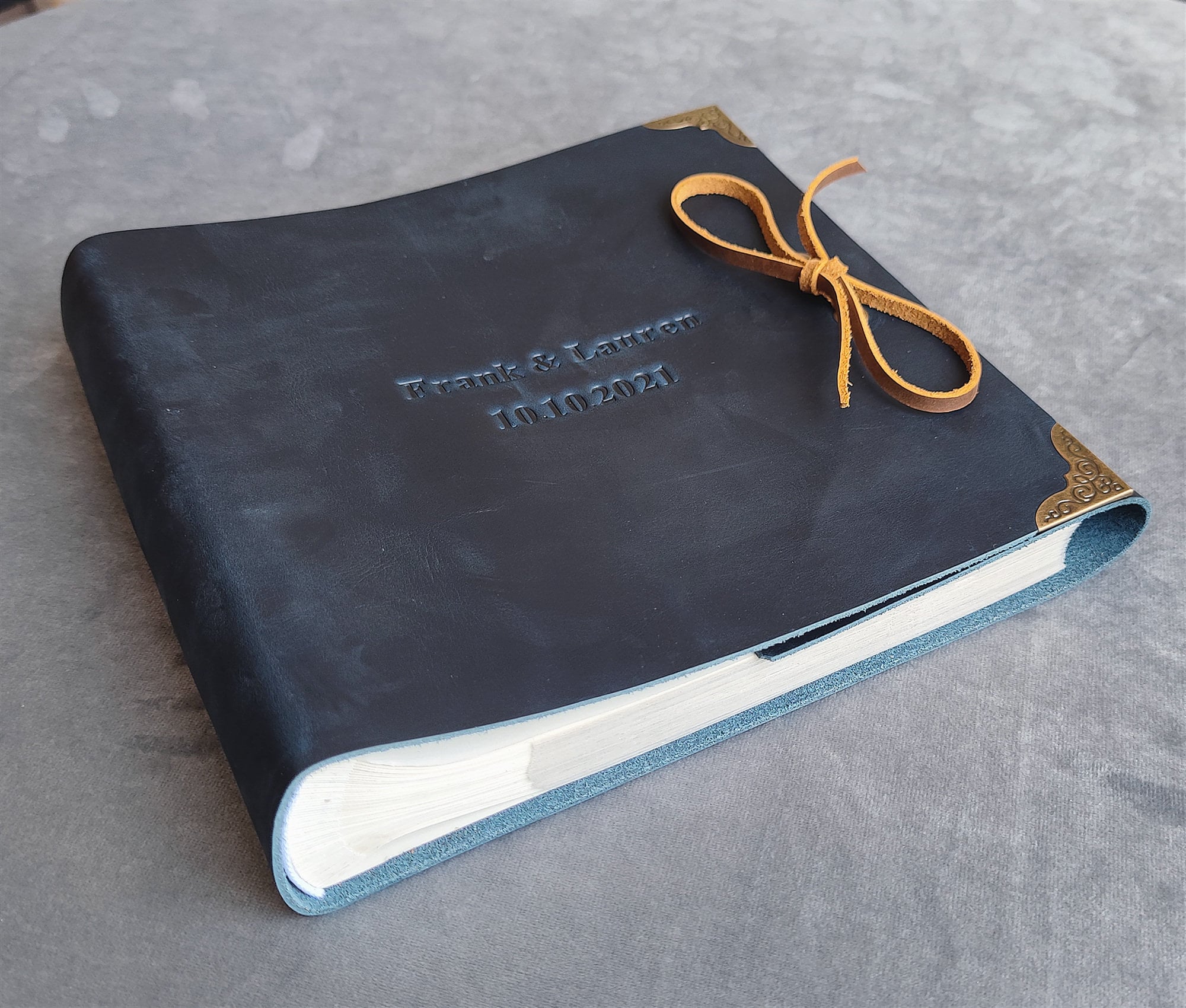 An application scenario or product detail of custom leather photo albums - Image 13