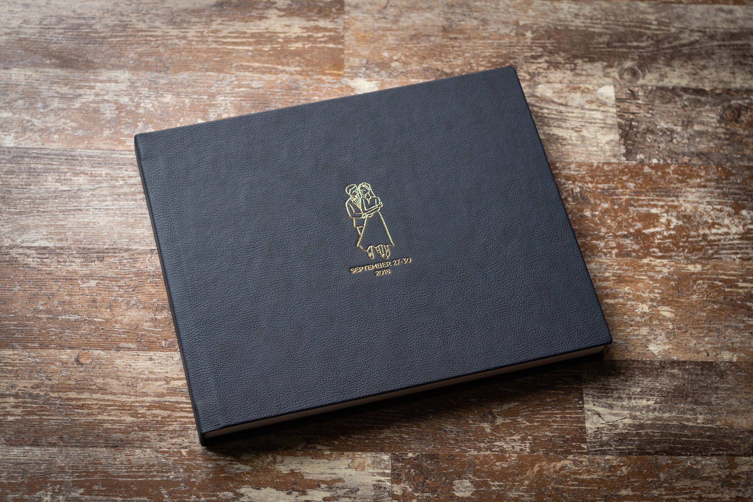 An application scenario or product detail of custom leather photo albums - Image 22