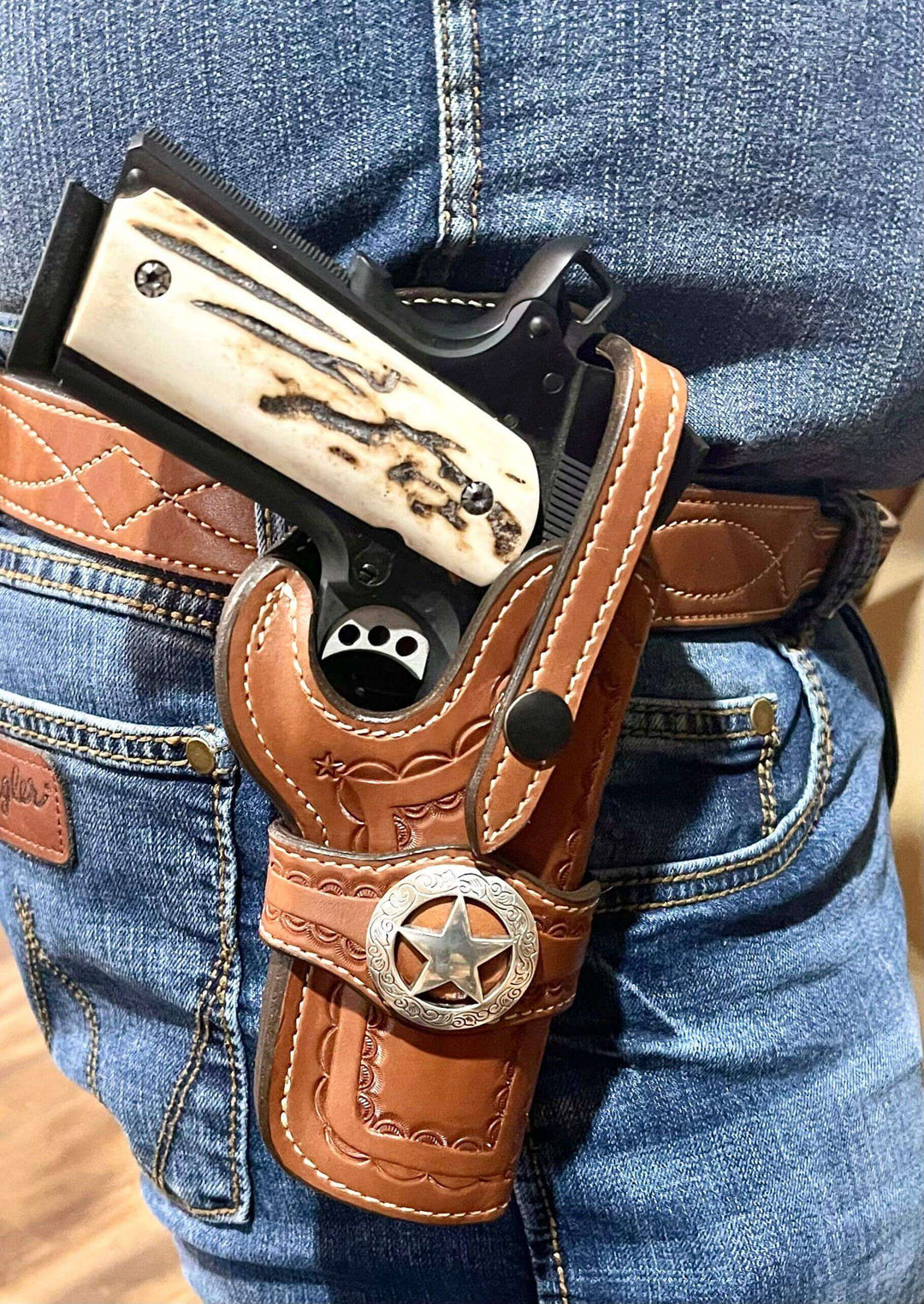 An application scenario or product detail of custom leather pistol holsters - Image 20
