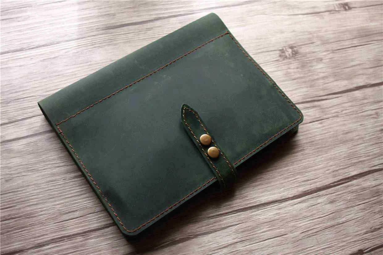 An application scenario or product detail of custom leather planner - Image 15