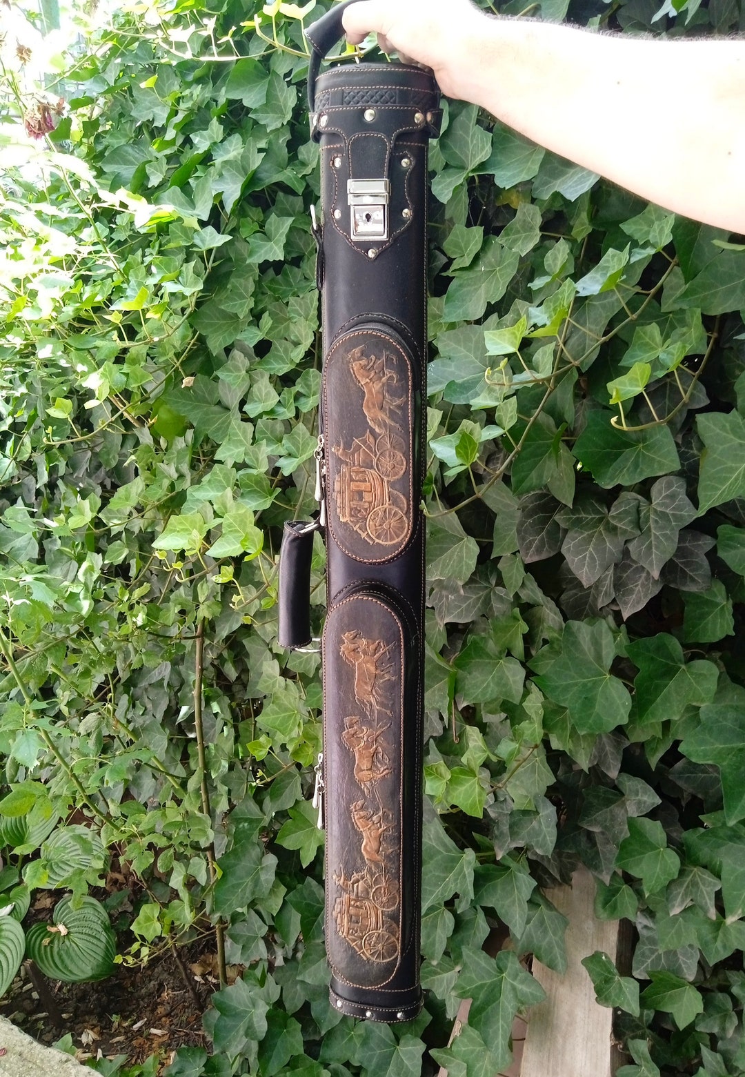 An application scenario or product detail of custom leather pool cue cases - Image 14