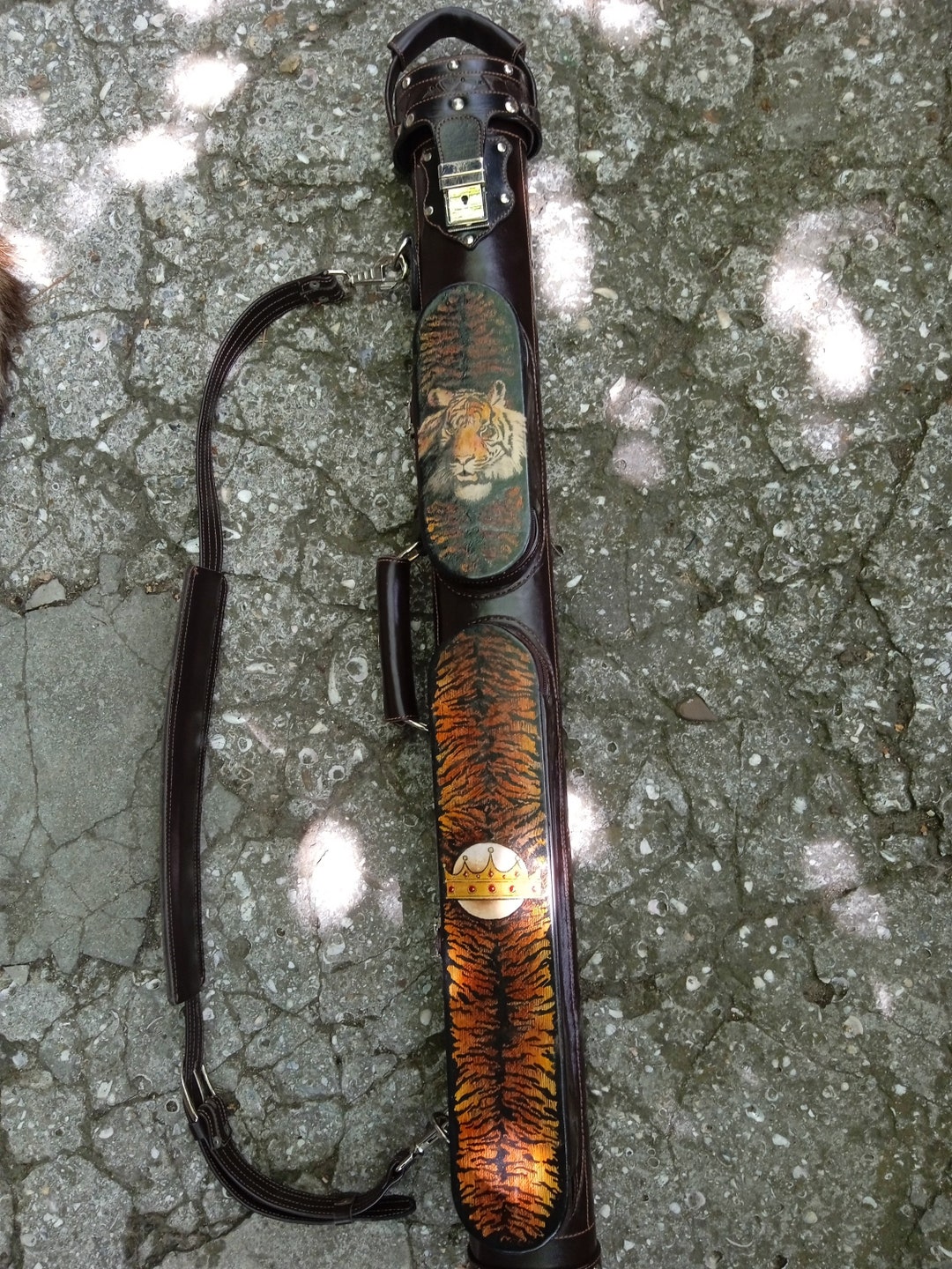 An application scenario or product detail of custom leather pool cue cases - Image 21