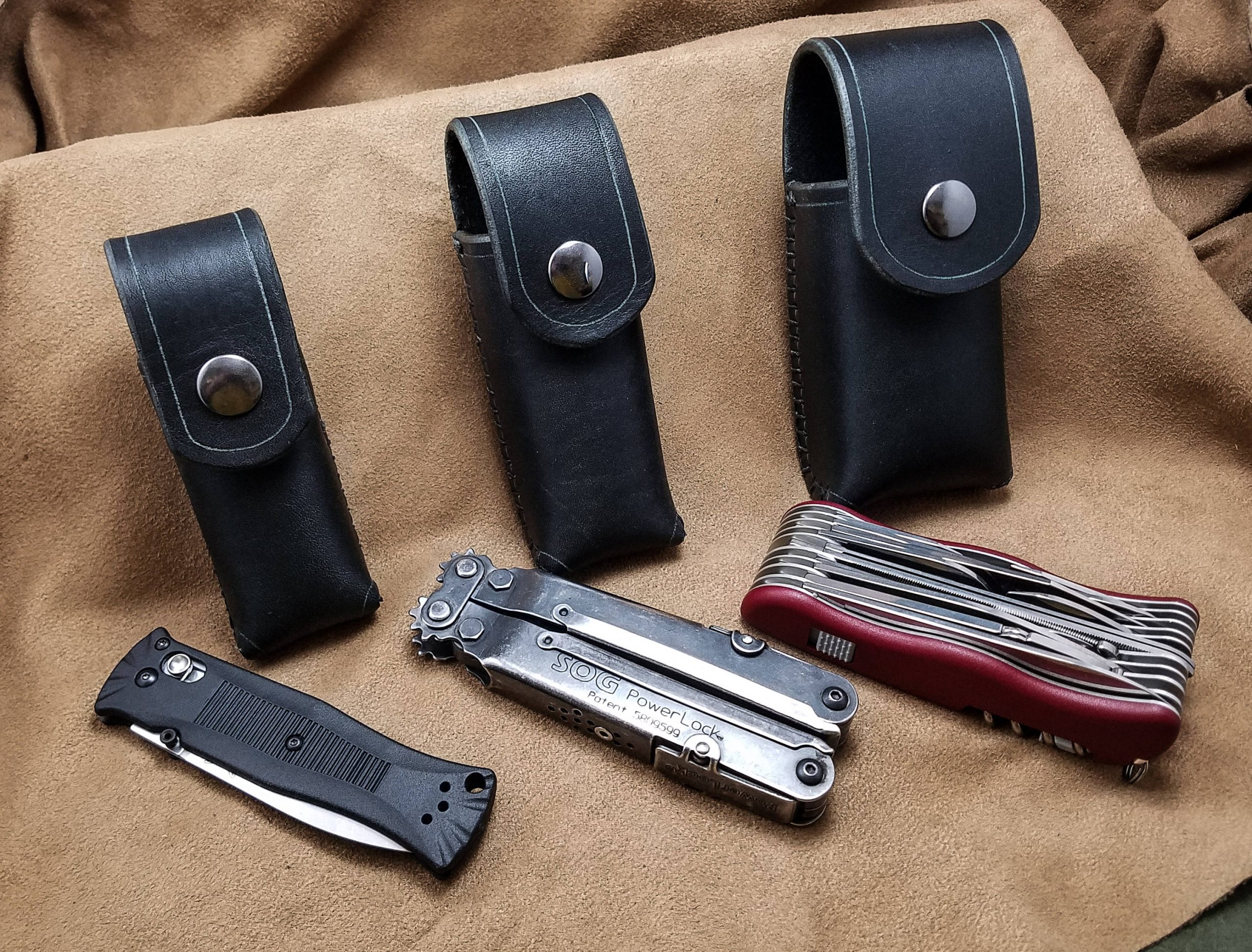 An application scenario or product detail of custom leather pouches - Image 11
