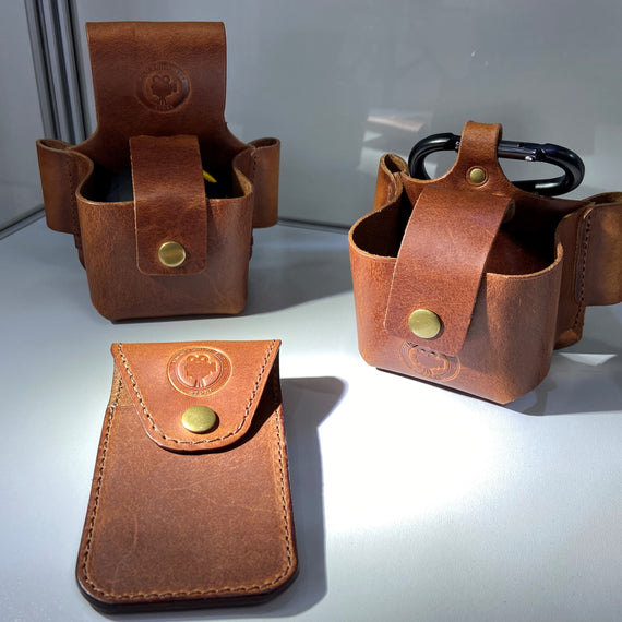 An application scenario or product detail of custom leather pouches - Image 18