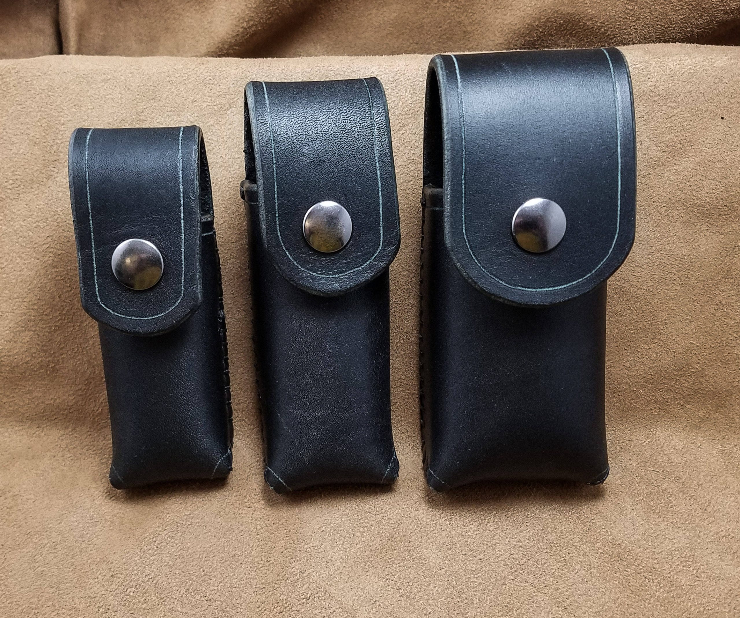 An application scenario or product detail of custom leather pouches - Image 23