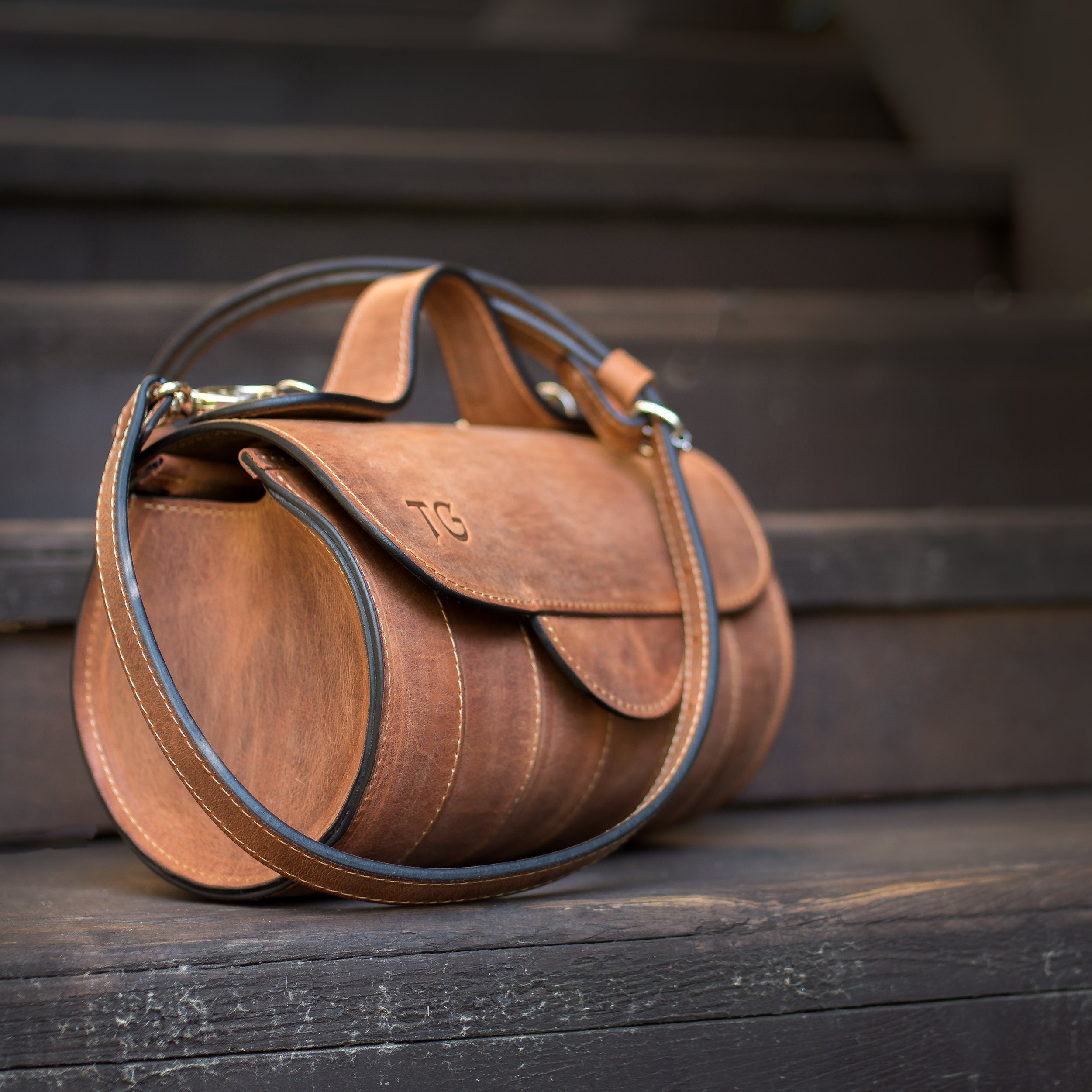 An application scenario or product detail of custom leather purse - Image 2