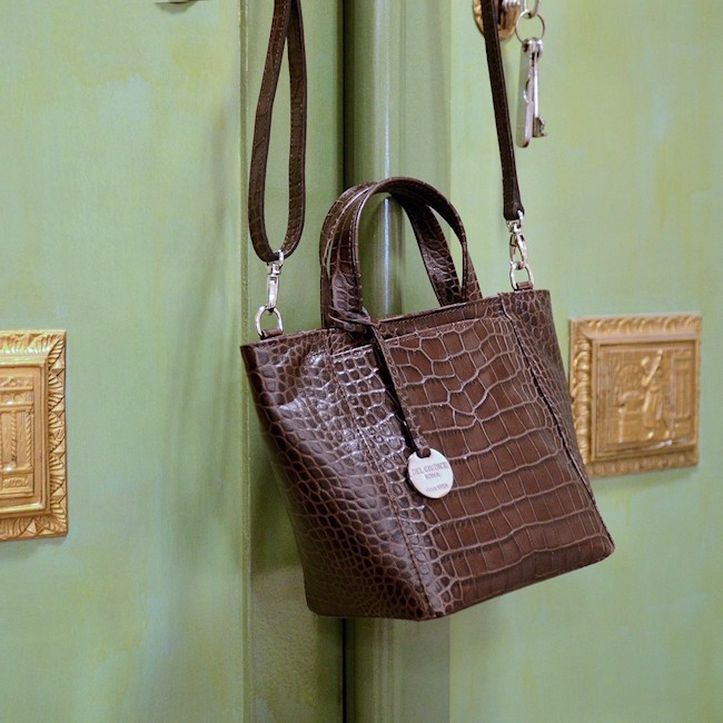An application scenario or product detail of custom leather purse - Image 6