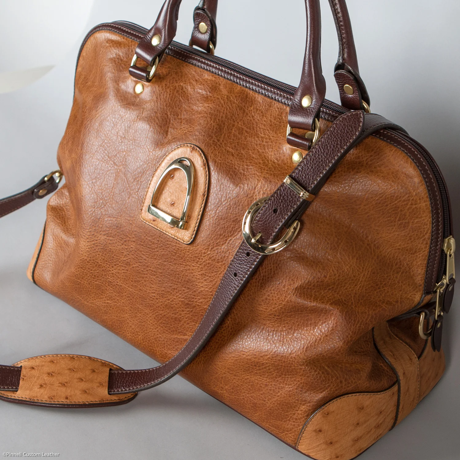 An application scenario or product detail of custom leather purse - Image 8