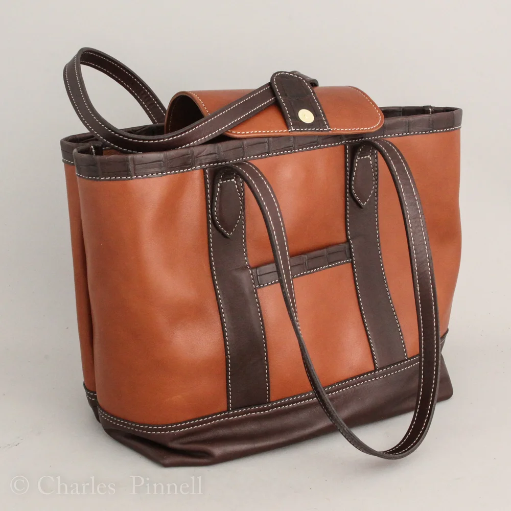 An application scenario or product detail of custom leather purse - Image 12