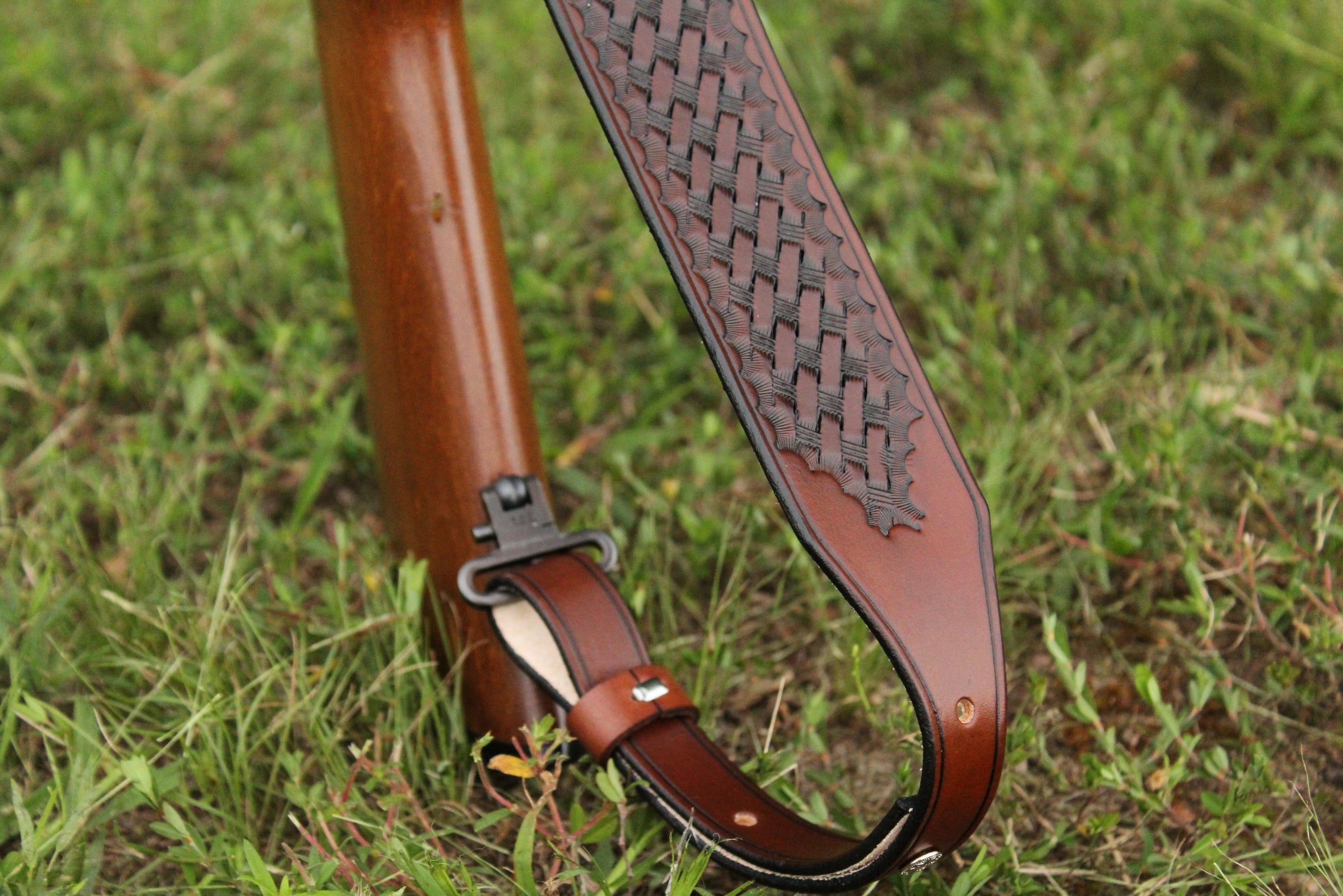 An application scenario or product detail of custom leather rifle slings - Image 22
