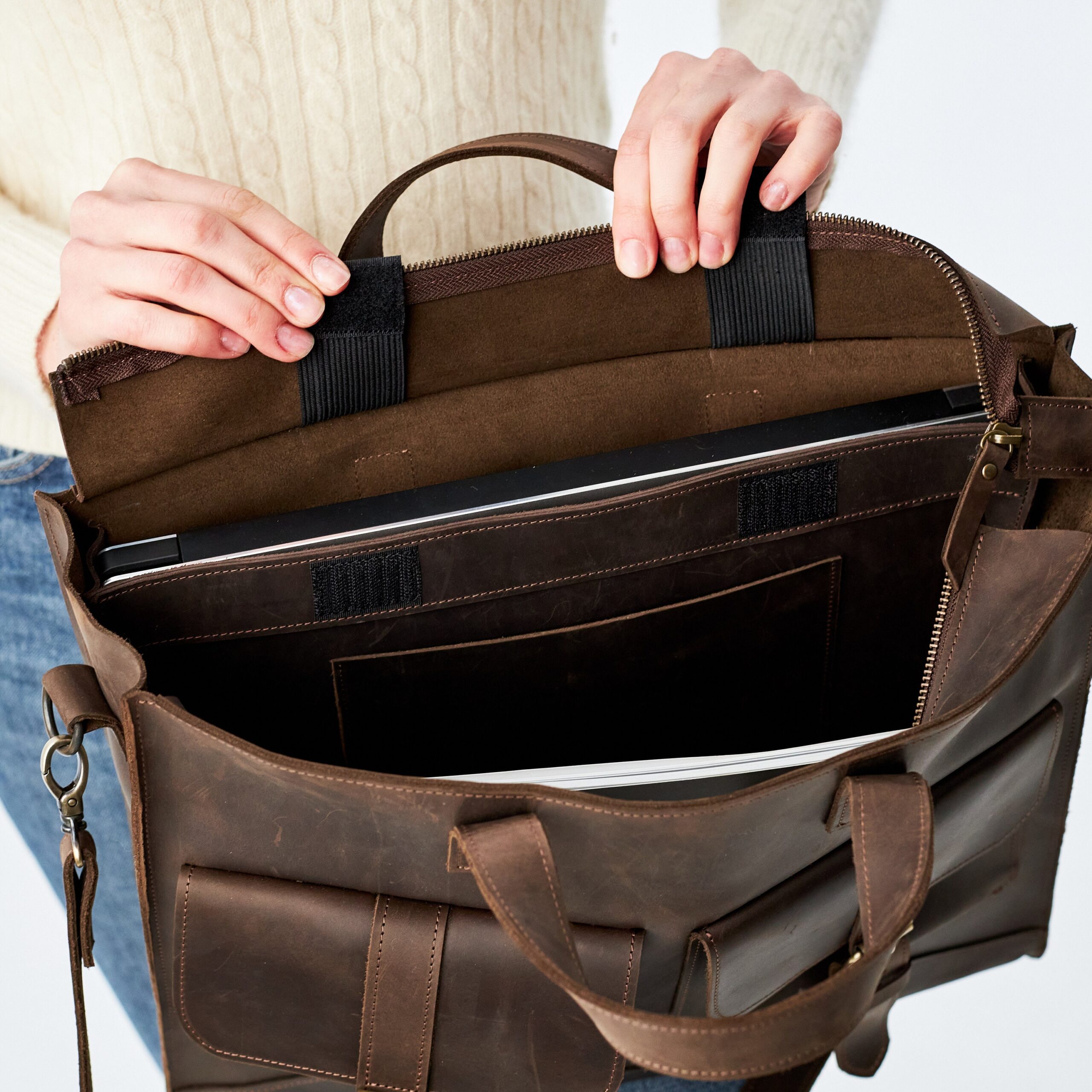 An application scenario or product detail of custom leather satchel - Image 5