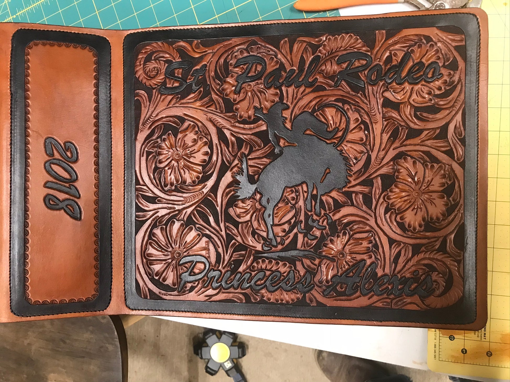 An application scenario or product detail of custom leather scrapbook - Image 14