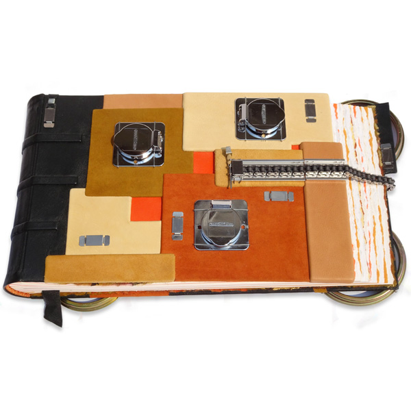 An application scenario or product detail of custom leather scrapbook - Image 23