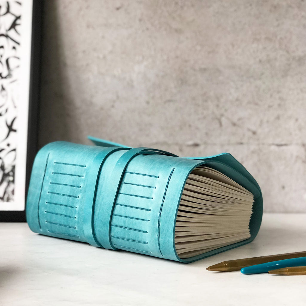An application scenario or product detail of custom leather sketchbook - Image 10