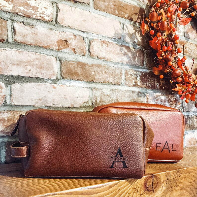 An application scenario or product detail of custom leather toiletry bag - Image 11