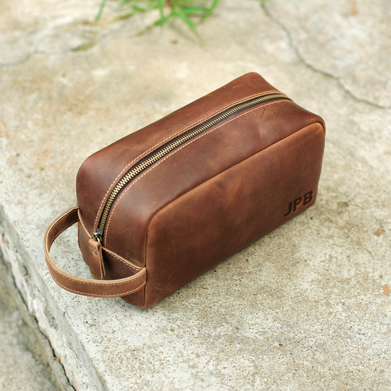 An application scenario or product detail of custom leather toiletry bag - Image 17