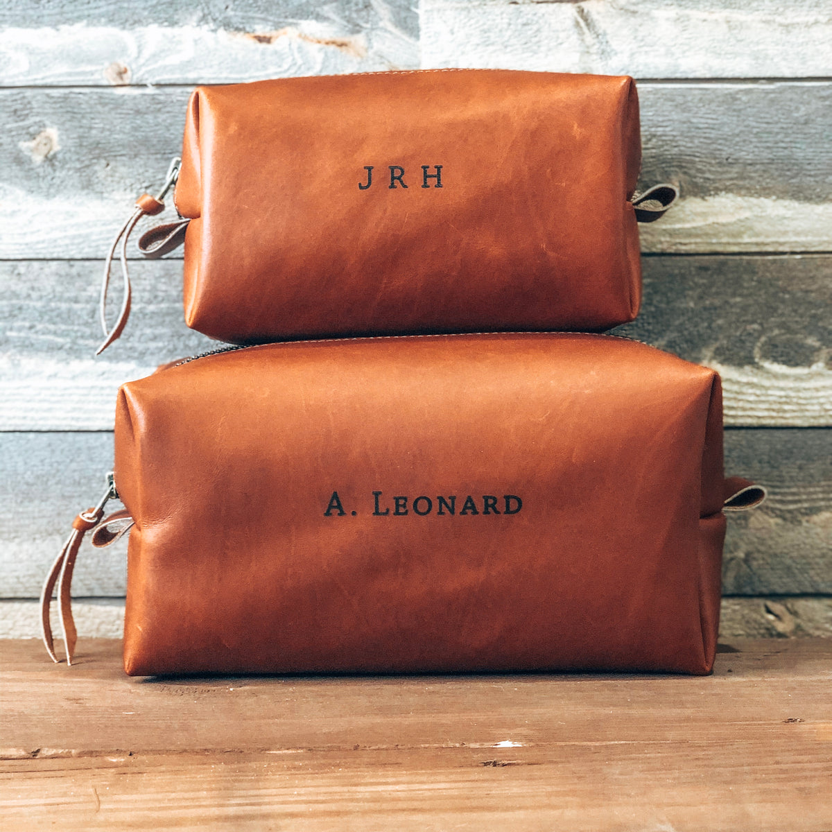 An application scenario or product detail of custom leather toiletry bag - Image 24