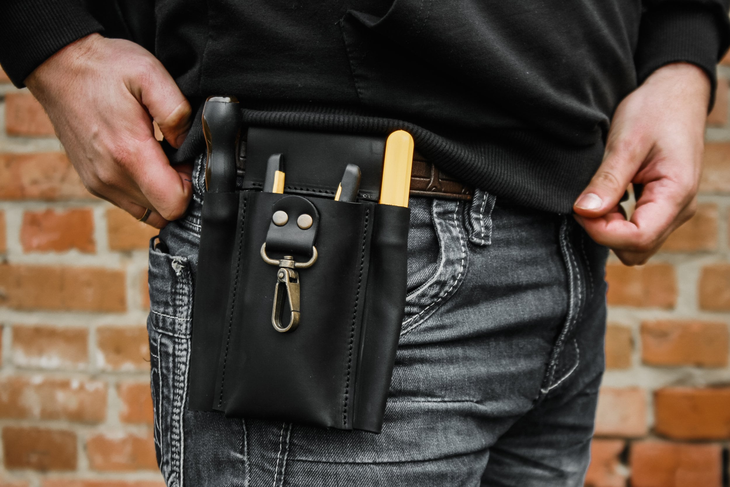 An application scenario or product detail of custom leather tool pouch - Image 1