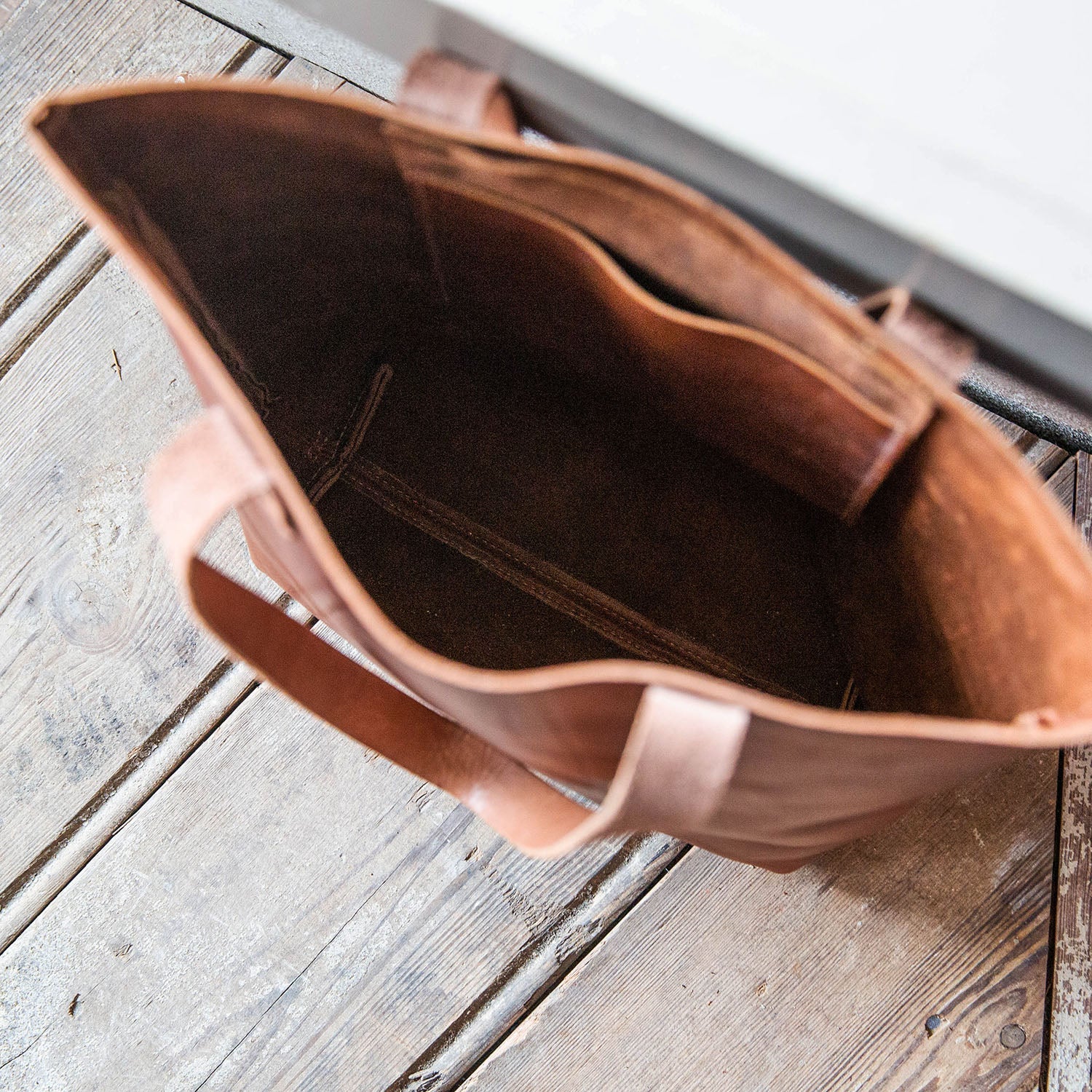 An application scenario or product detail of custom leather tote - Image 19