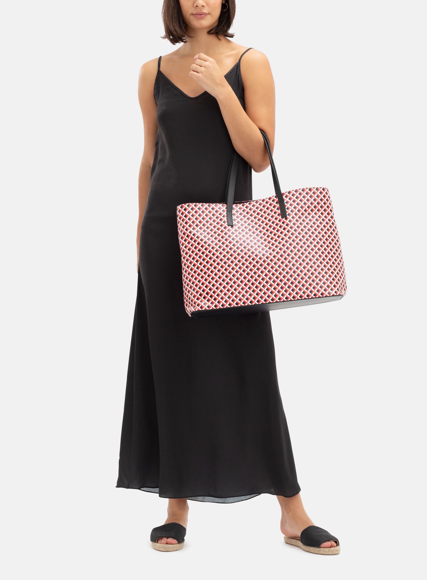 An application scenario or product detail of custom leather tote bags - Image 2