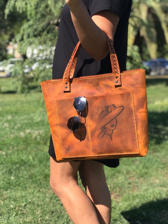 An application scenario or product detail of custom leather tote bags - Image 17