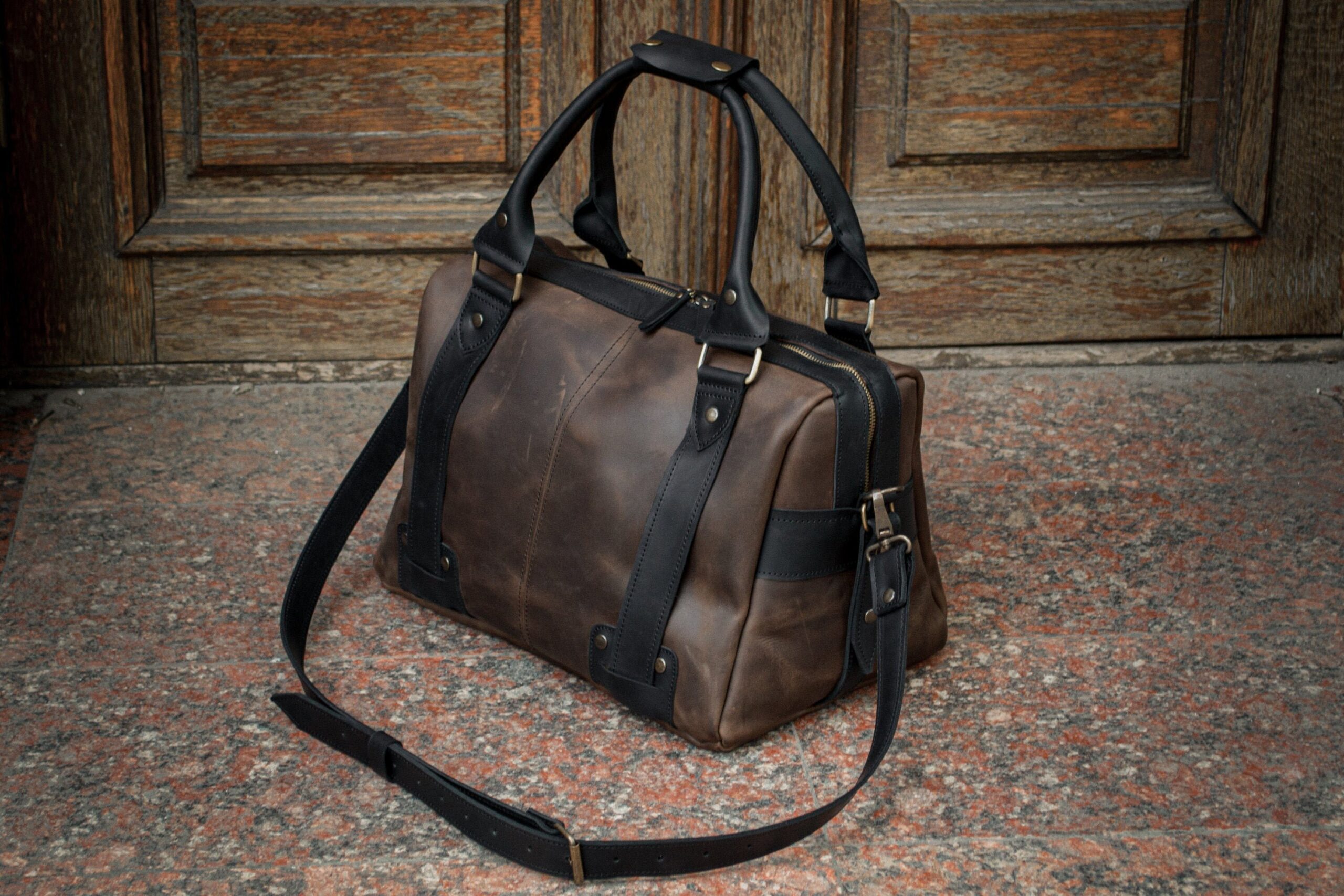 An application scenario or product detail of custom leather travel bags - Image 3