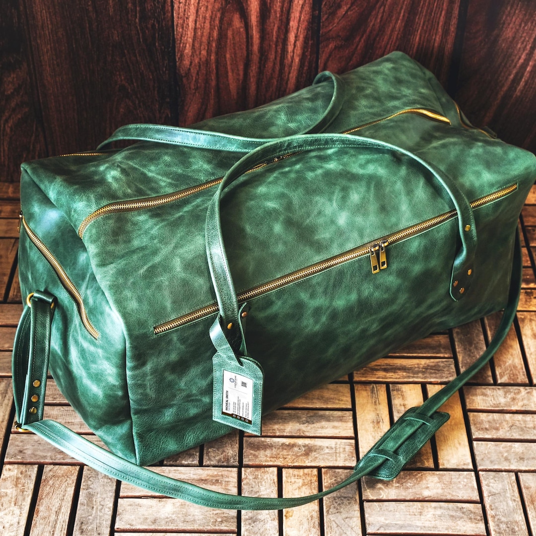 An application scenario or product detail of custom leather travel bags - Image 11