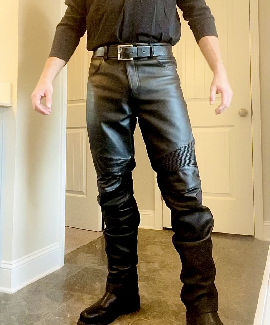 An application scenario or product detail of custom leather trousers - Image 16