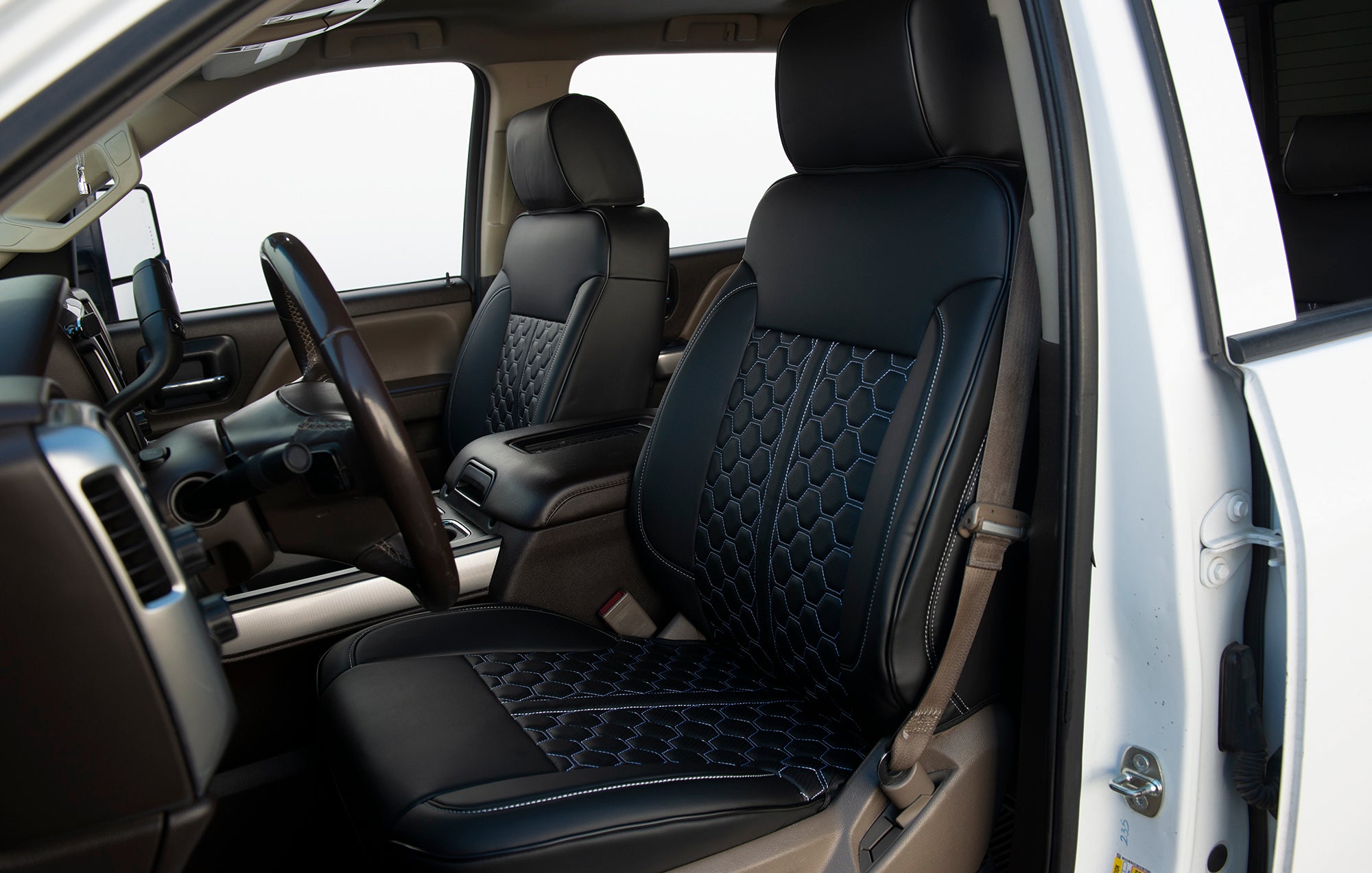 An application scenario or product detail of custom leather truck seats - Image 19
