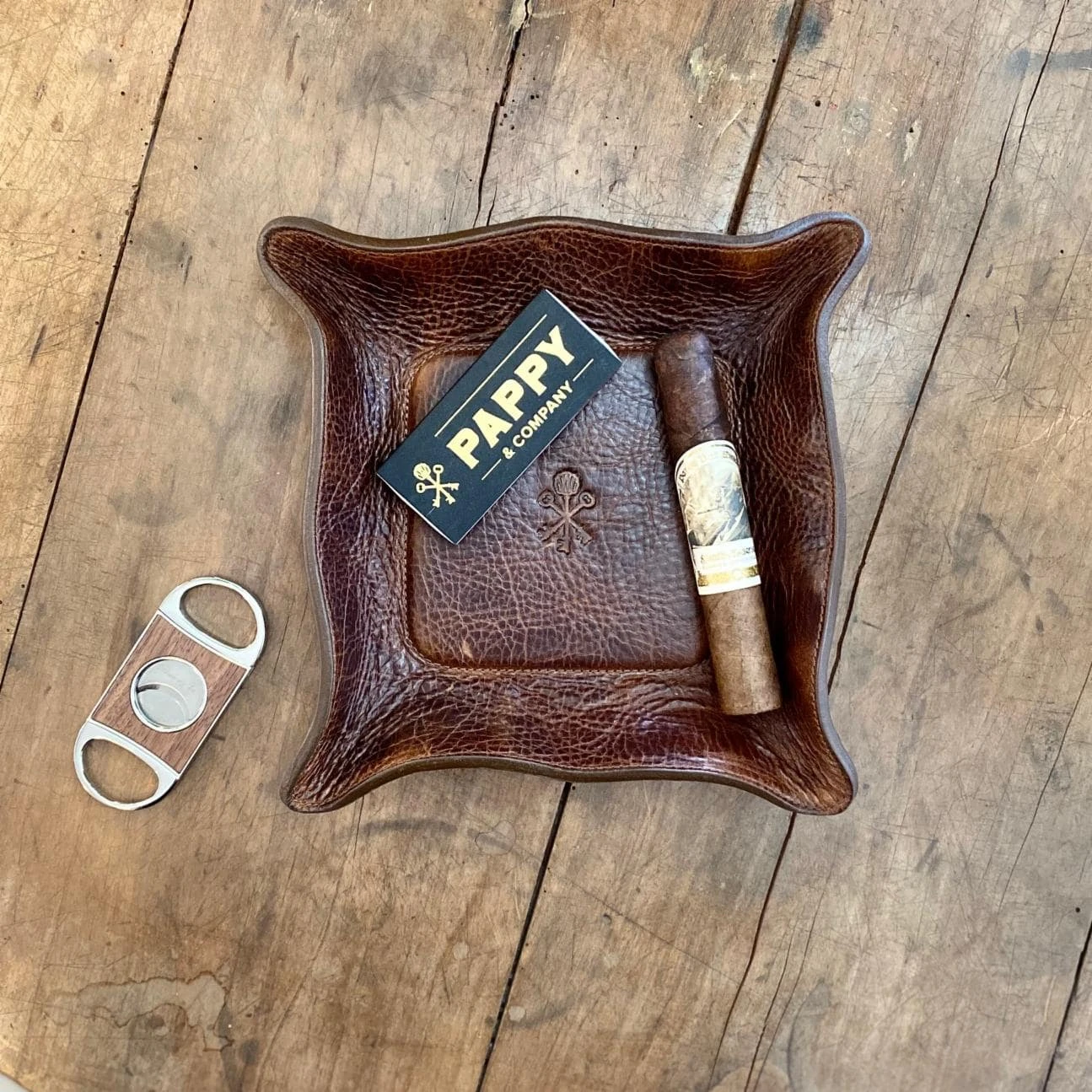 An application scenario or product detail of custom leather valet tray - Image 7