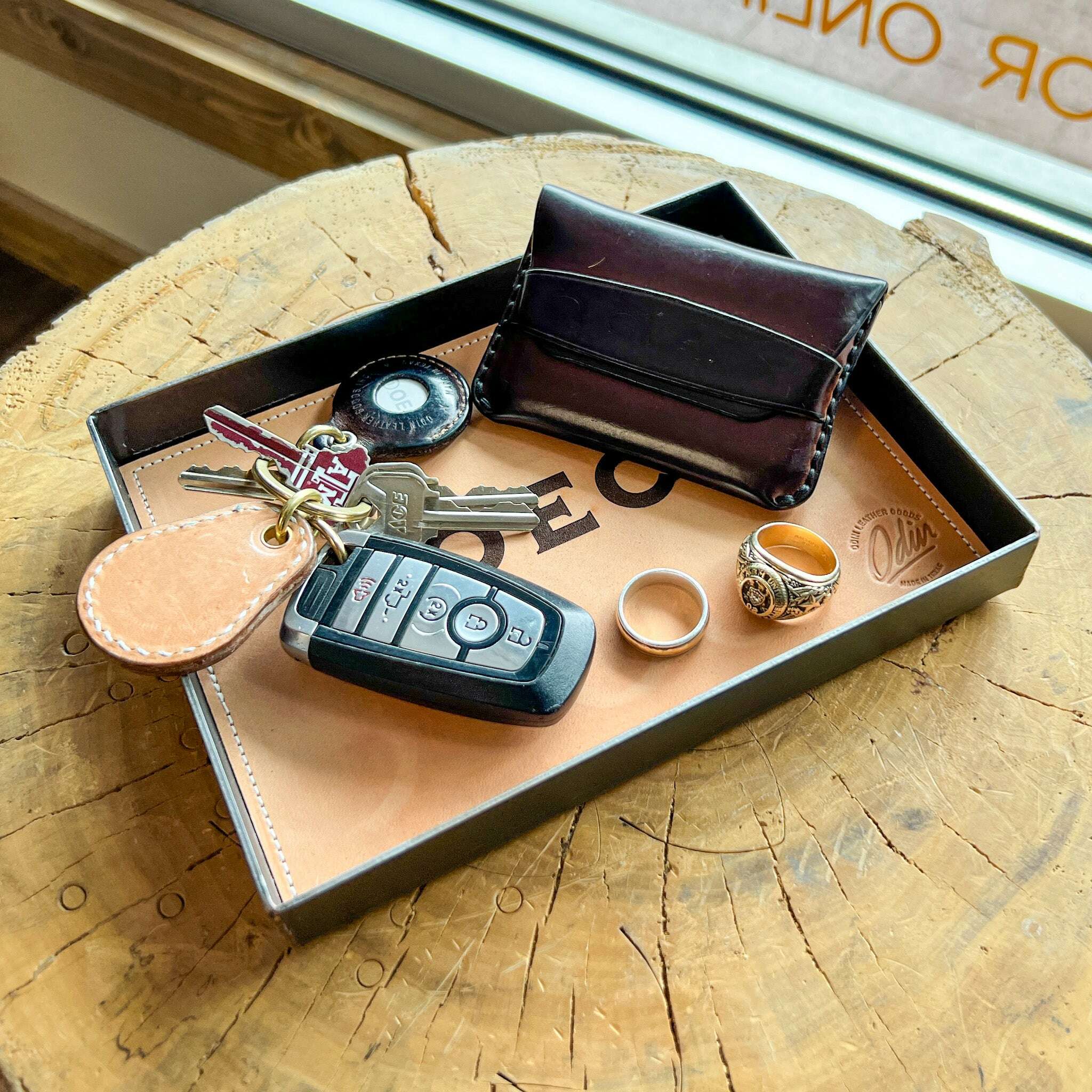 An application scenario or product detail of custom leather valet tray - Image 14