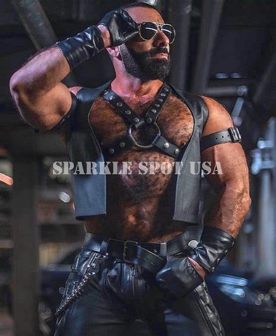 An application scenario or product detail of custom leather vest for men - Image 9