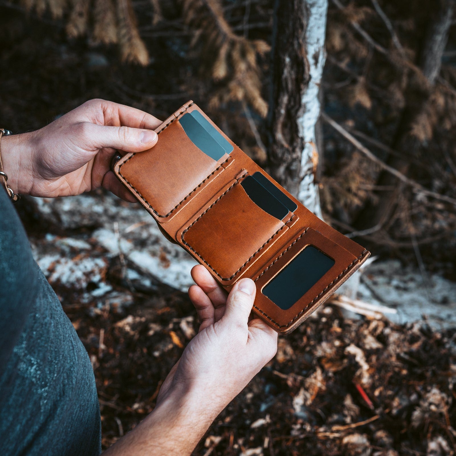 An application scenario or product detail of custom leather wallets - Image 13