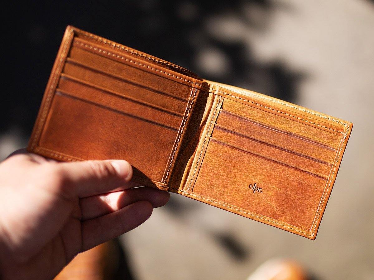 An application scenario or product detail of custom leather wallets - Image 24
