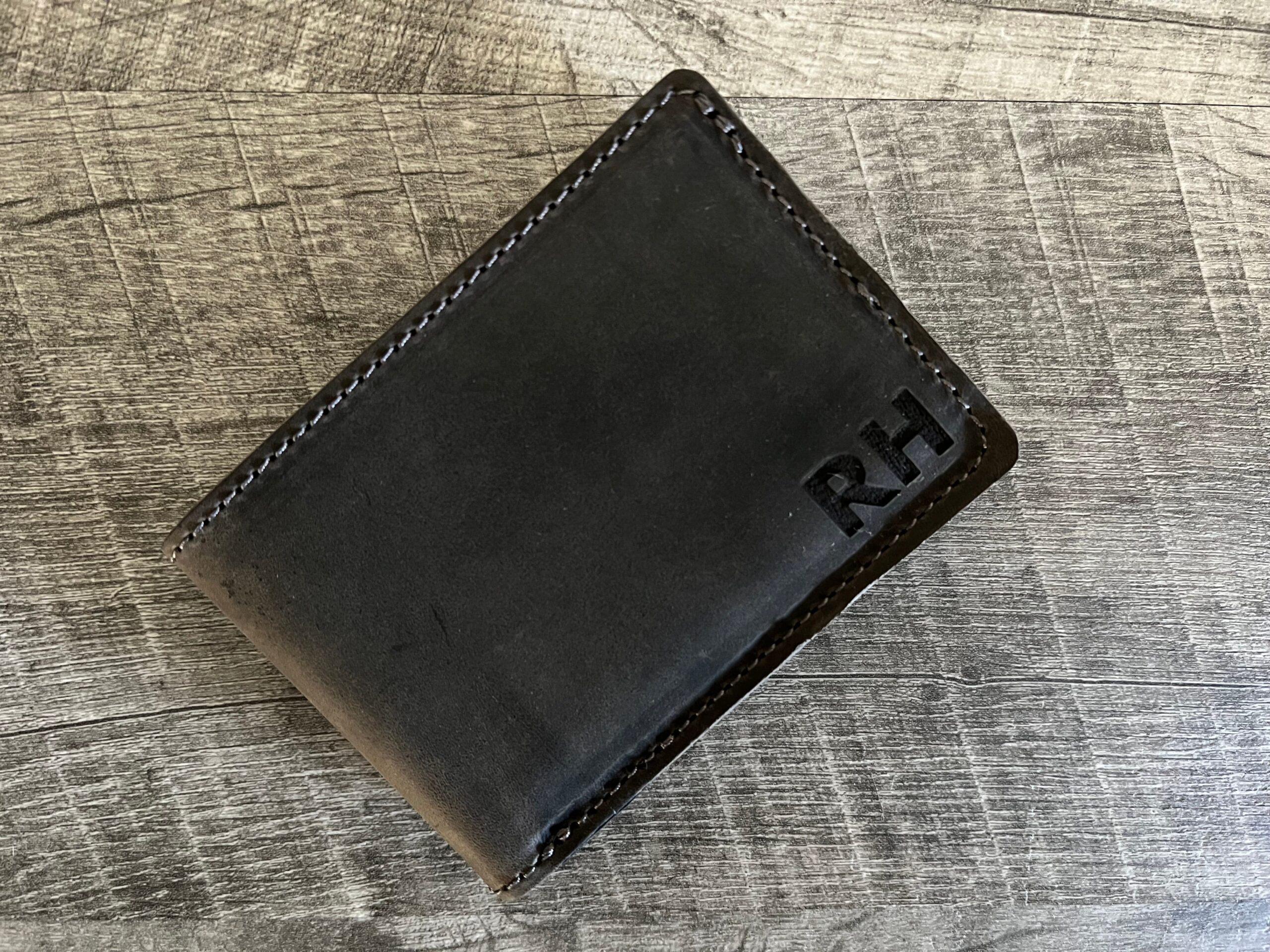 An application scenario or product detail of custom leather wallets for men - Image 4