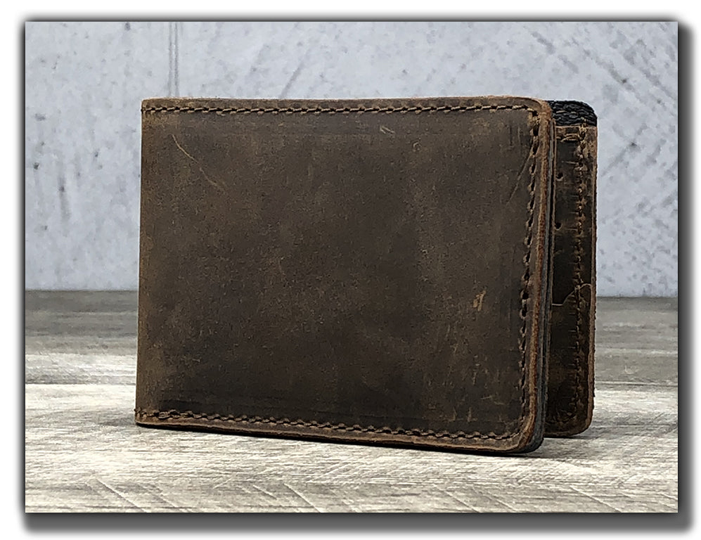 An application scenario or product detail of custom leather wallets for men - Image 7