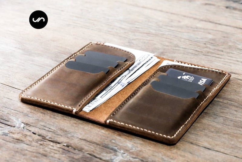 An application scenario or product detail of custom leather wallets for men - Image 12