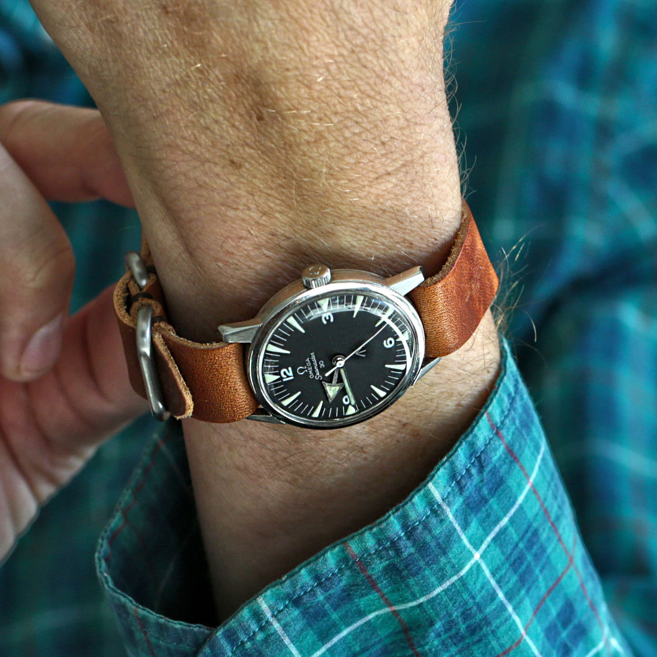 An application scenario or product detail of custom leather watch straps - Image 6