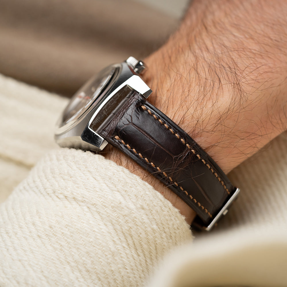 An application scenario or product detail of custom leather watch straps - Image 20